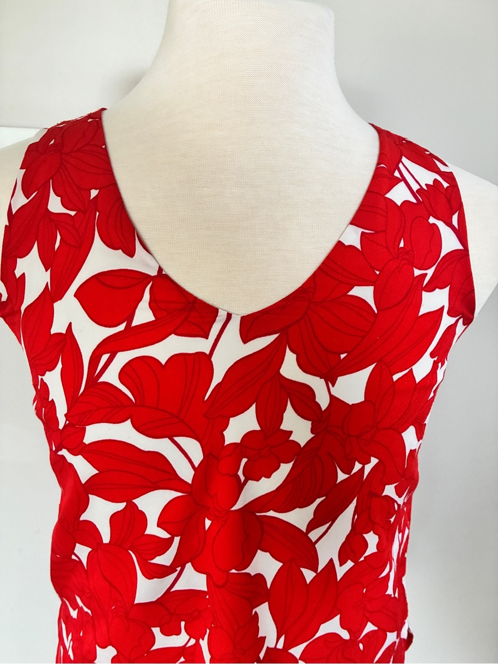 Tahari Red and White Floral V-Neck Sleeveless Camisole